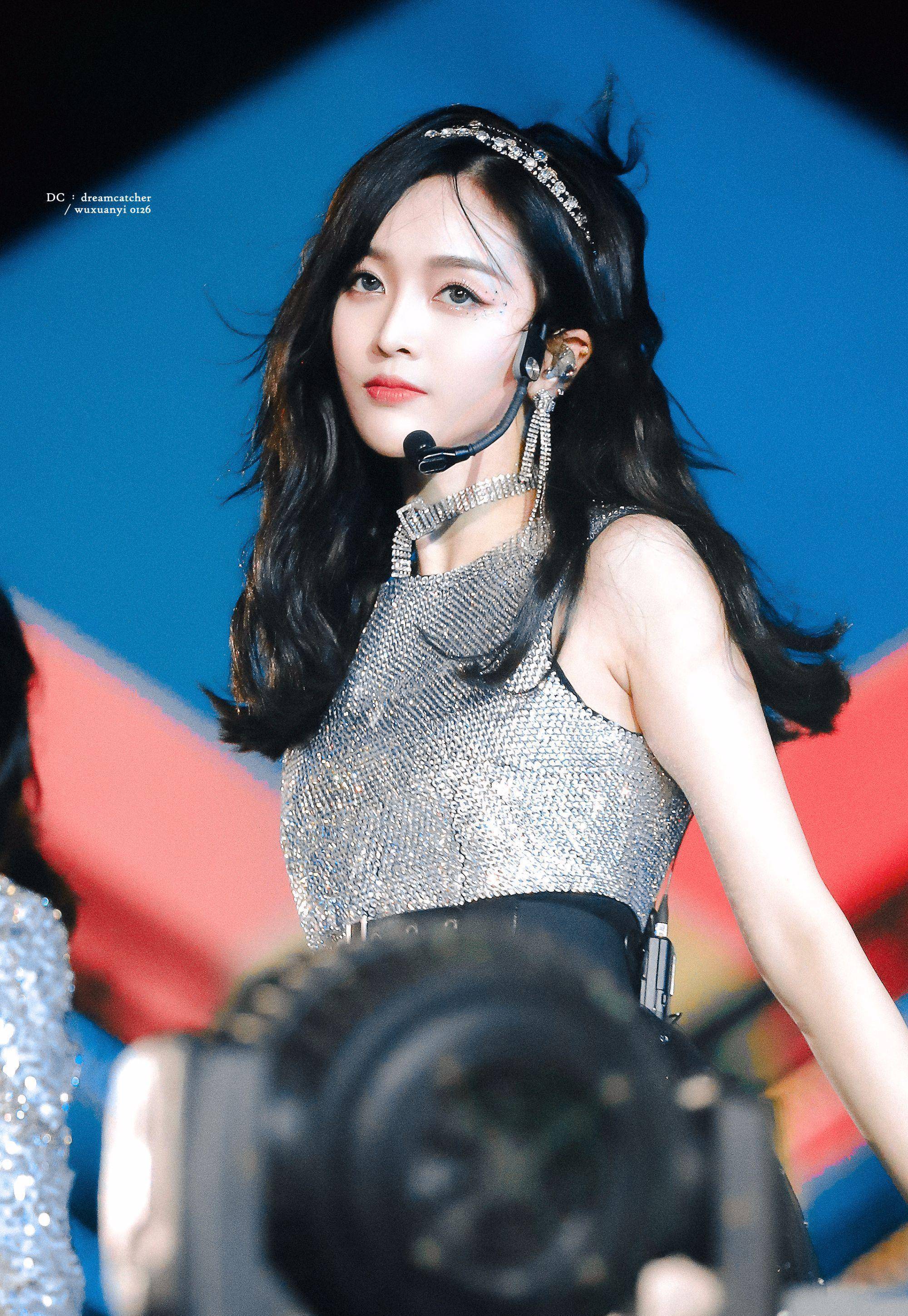 宅家一个月:周震南尖脸变圆脸,师姐吴宣仪也发福两公斤!