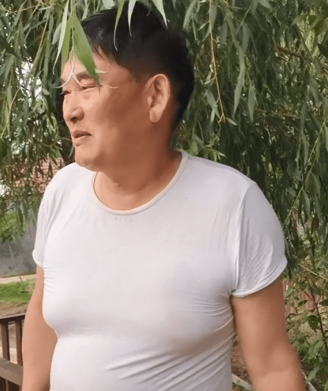 大衣哥近况引担忧,站河边肚大如箩说话大喘气,与美女吃饭直冒汗_身体