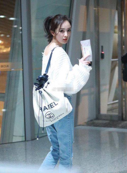杨幂背1.3万双肩包却穿廉价牛仔裤?网友:脚上的鞋子才是重点!