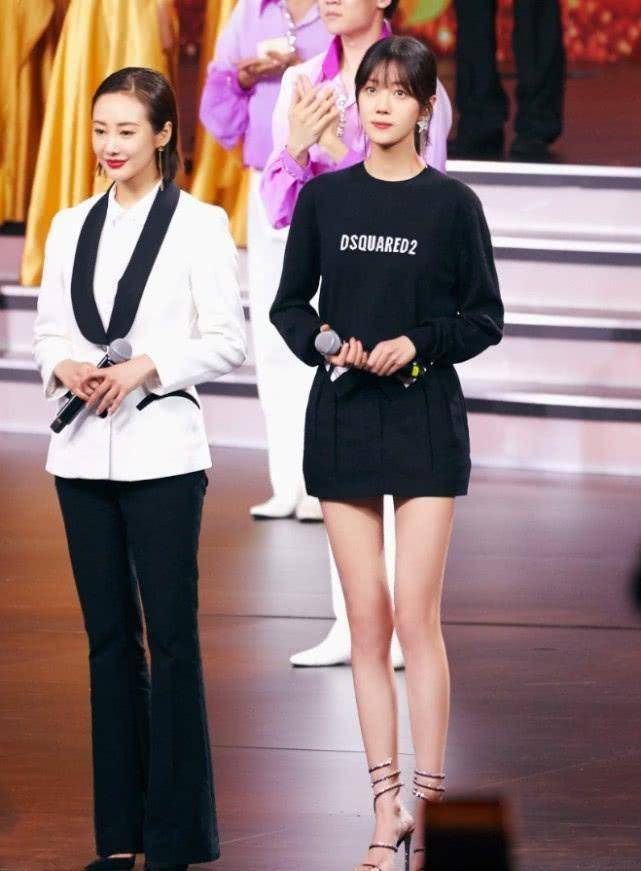 模仿叫李溪芮秀腿,拿"电线"当鞋绑,却赢过同框的李纯_黑色_杨幂_整体
