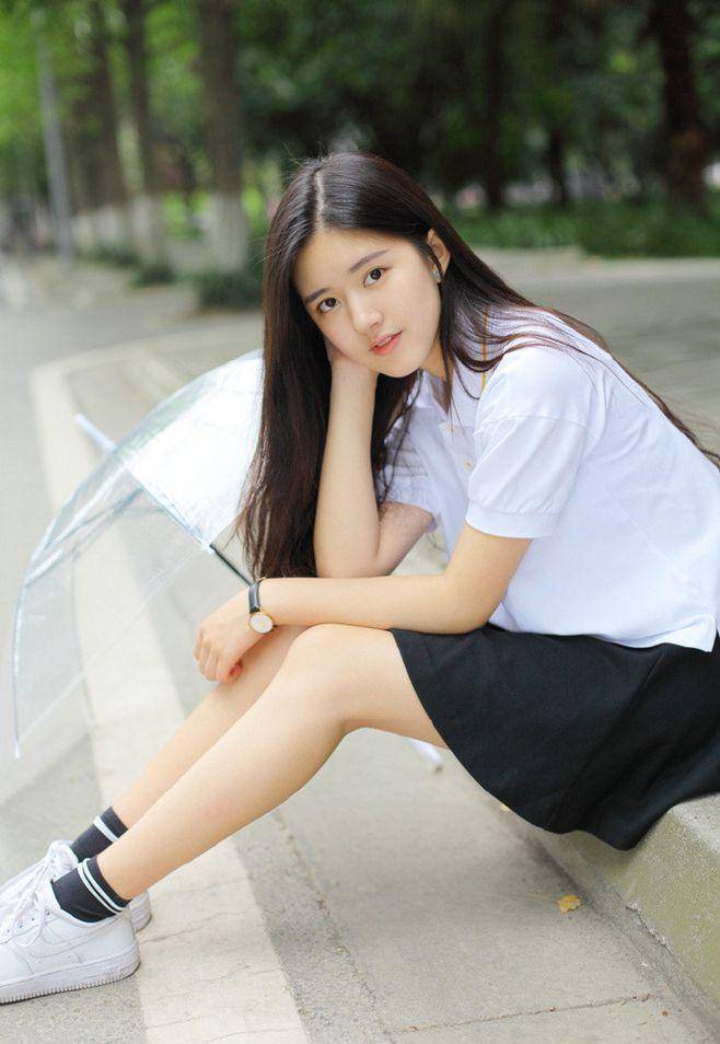 精致,皮肤白皙,长得十分漂亮,并且辨识度很高,脸上有一些婴儿肥的感觉