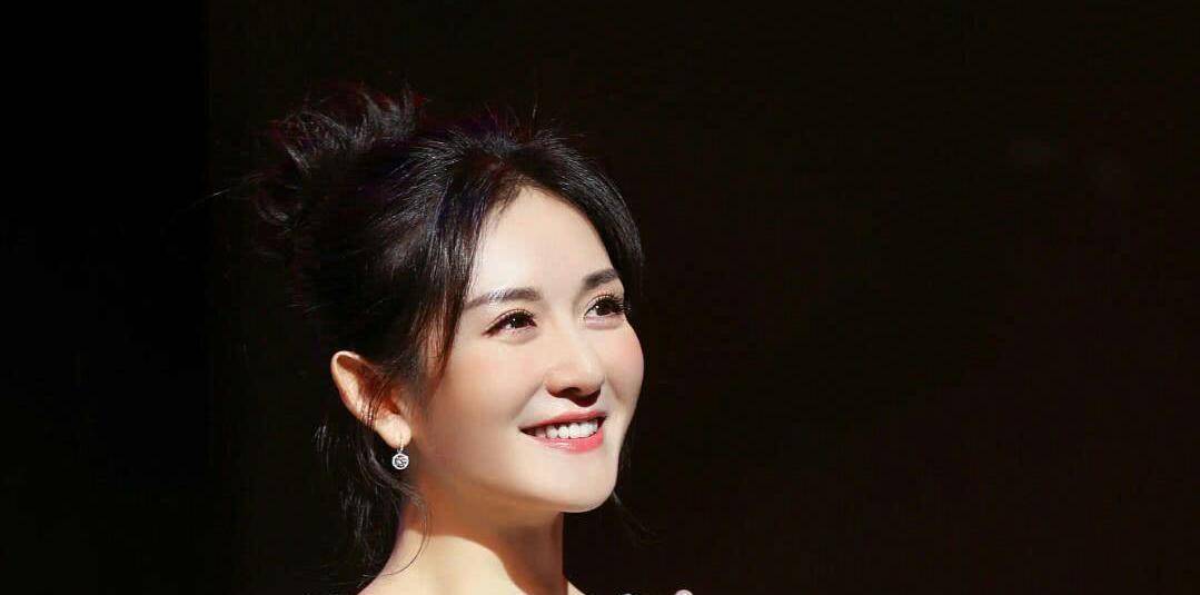 她嫌弃张杰秋提出分手,当众怒打谢娜耳光,现在没人管了_段曦_事业