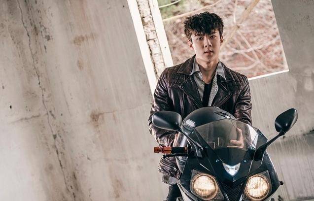 吴世勋不愧是男神,衬衫永远不扣前3颗扣,吴彦祖都输他_时候_感觉_西装