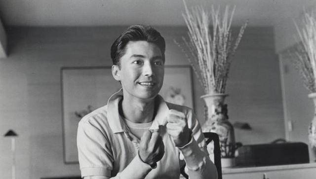 尊龙:生来孤独,他是优雅的代名词_老先生_时候_京剧