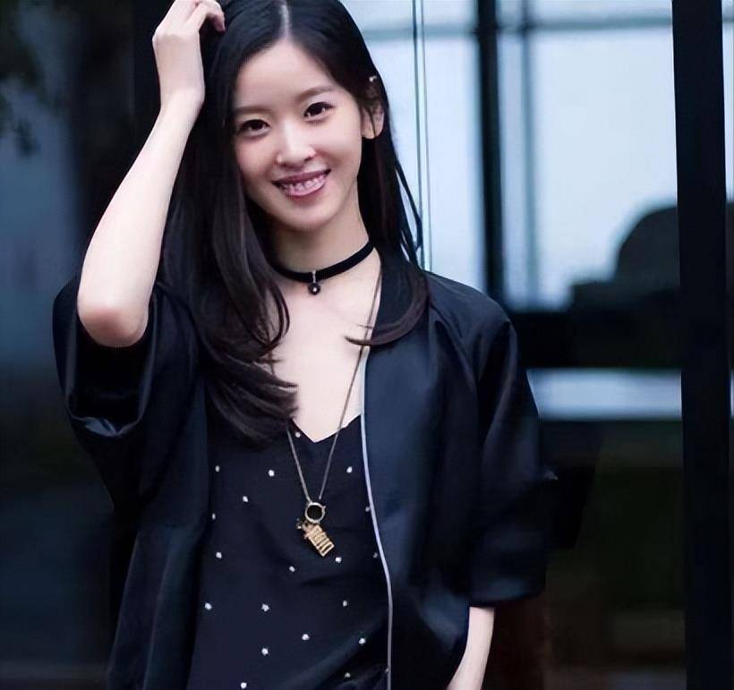 对于生活态度和服装搭配,章泽天有着自己的想法.