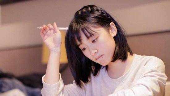 大多数人认识沈月应该是从其和胡一天主演的《致我们单纯的小美好》