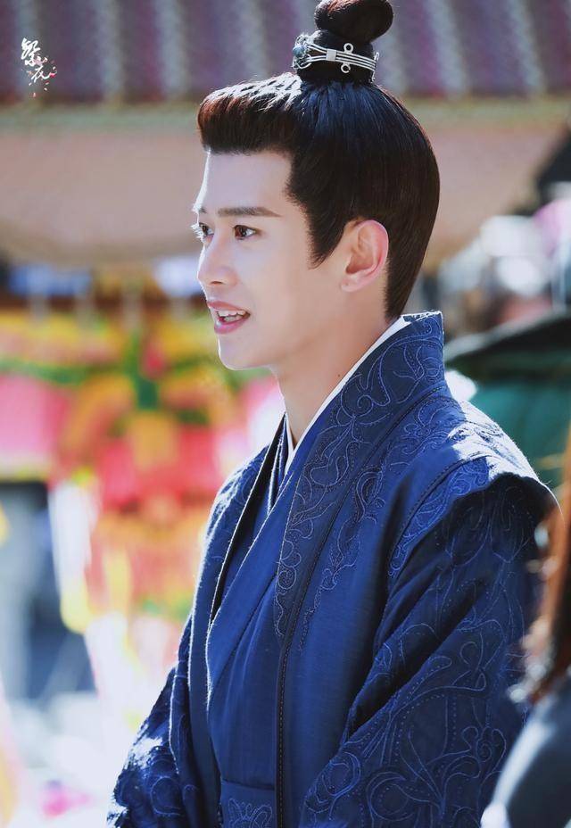 任嘉伦被网友嫌弃,粉丝却意外没有反驳,本人的反应一言难尽_生辰_相貌