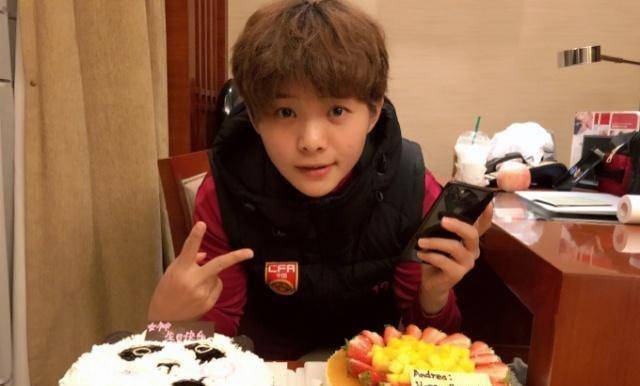 王霜太可爱了!助大巴黎大胜梅斯女足后,向网友倾诉女孩的烦恼!