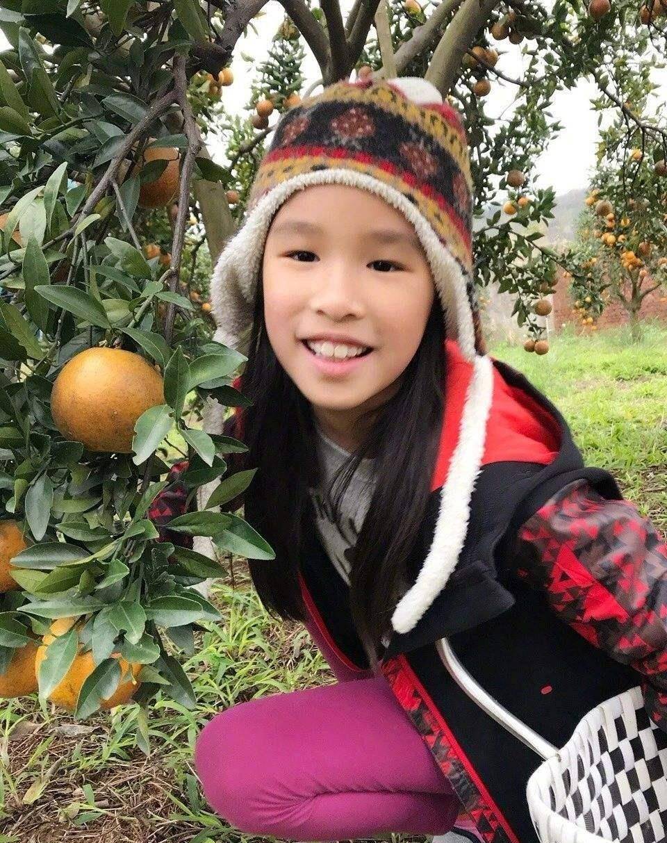 张庭女儿林家菱,女大十八变越长越好看,还是个小才女呢_妈妈_小时候