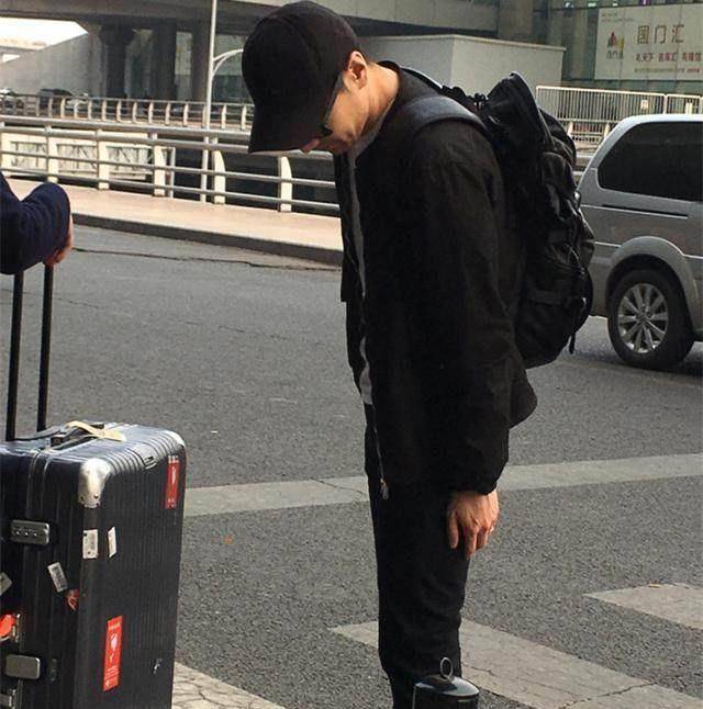 赵又廷现身北京机场遭网友偶遇,一身黑色休闲装涂唇膏没带娇妻!