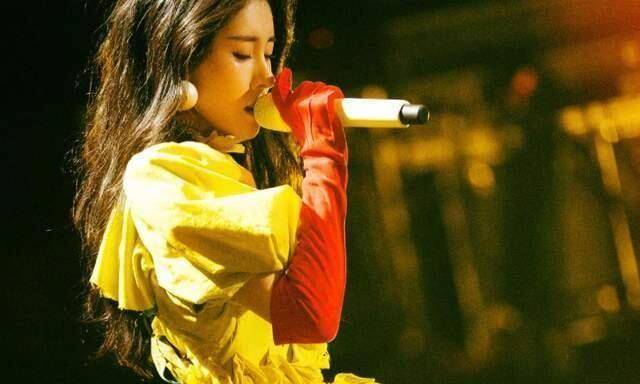 未婚生女后遭华晨宇粉丝网暴,称她没给花花留活路_孩子_郑爽_吐槽