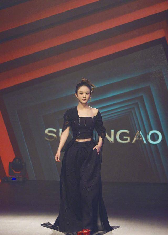 之前赵丽颖与迪奥的事件让一部分人怀疑赵丽颖的时尚感,但是近日