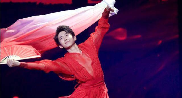 官媒点名"娘炮"后,粉丝晒刘宇汉服旧照,竟还评价小可爱_网友_白幼