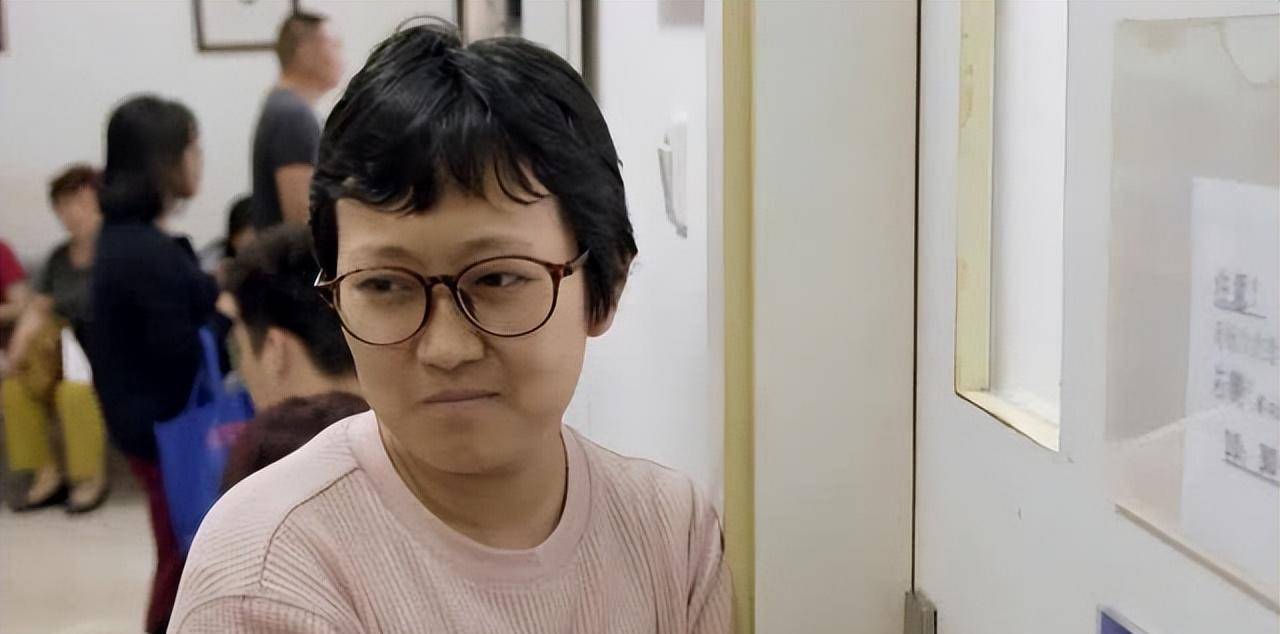 随着电话的接通,闫宏薇的眼泪夺眶而出,她颤抖着声音将这个坏消息告诉