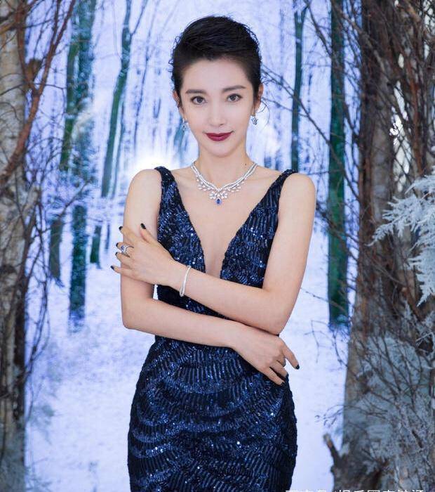 近日,李冰冰工作室在个人社交平台晒了一直出席活动的美照,照片中