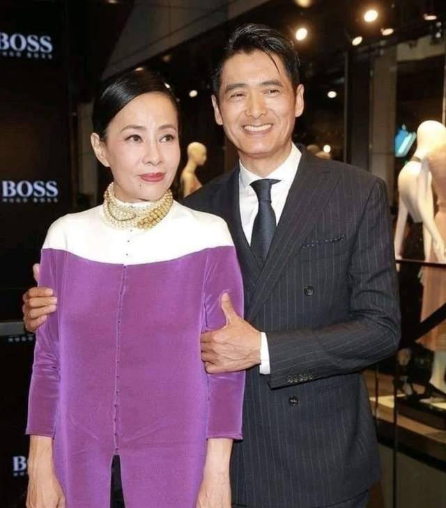 2002年余安安与二婚老公李万祺宣布离婚,15年婚姻走到尽头.