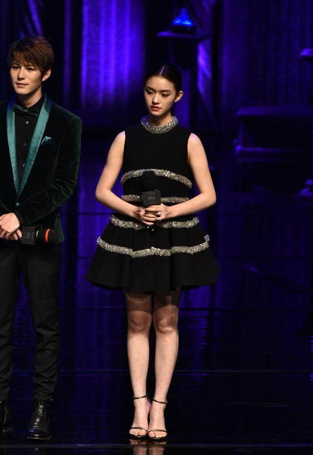 成名速度神速,却被黑粉骂了两年,如今越来越火_林允_周星驰_身高