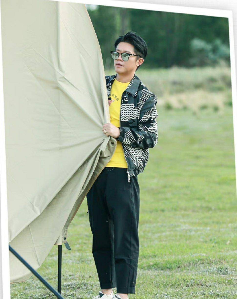 曾毅竟然50岁了,状态也太好了吧,辣评:aka草原悍匪永远年轻!