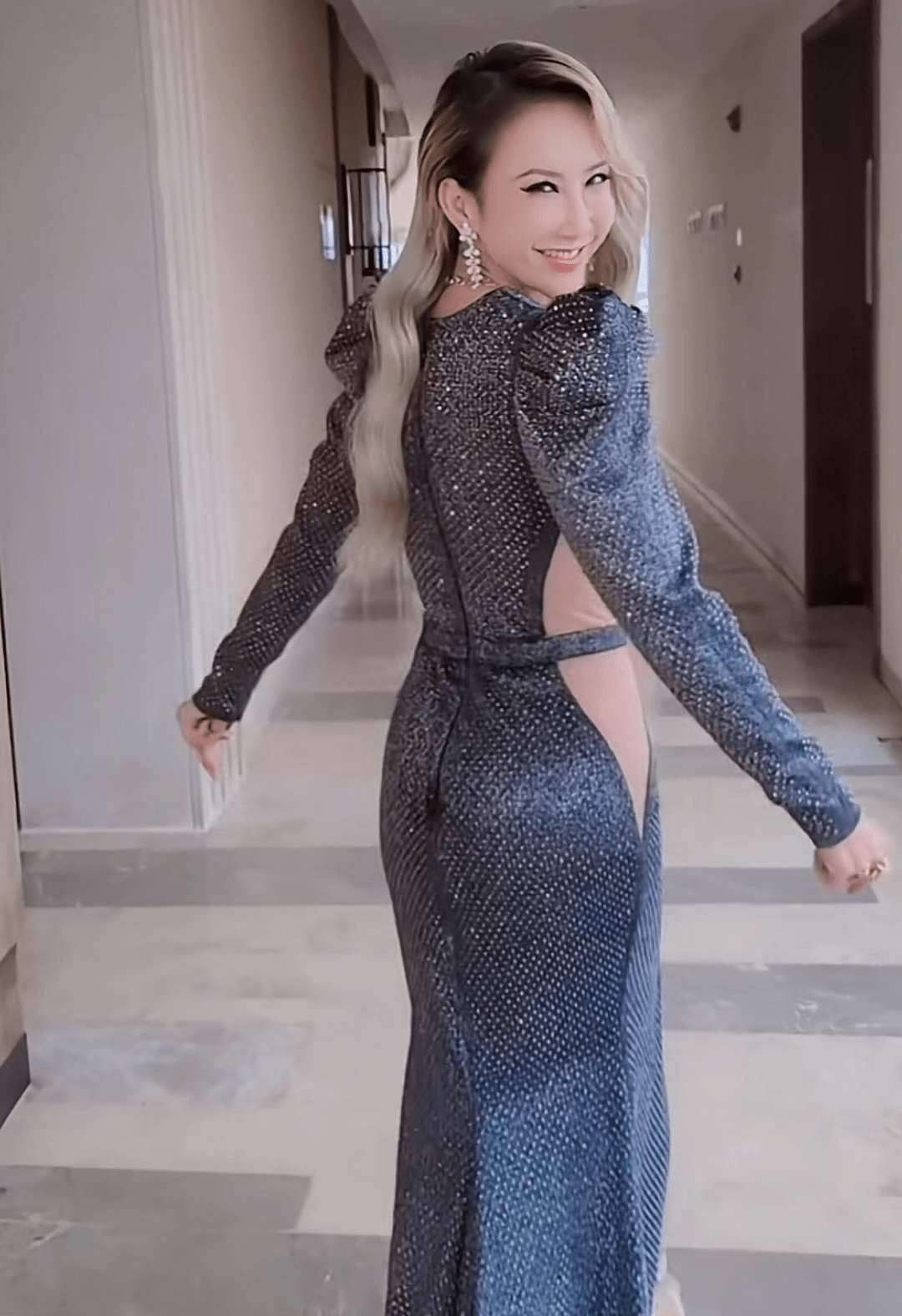 因穿红衣被指不尊重,网友:有点过了_李心艾_衣服_表情