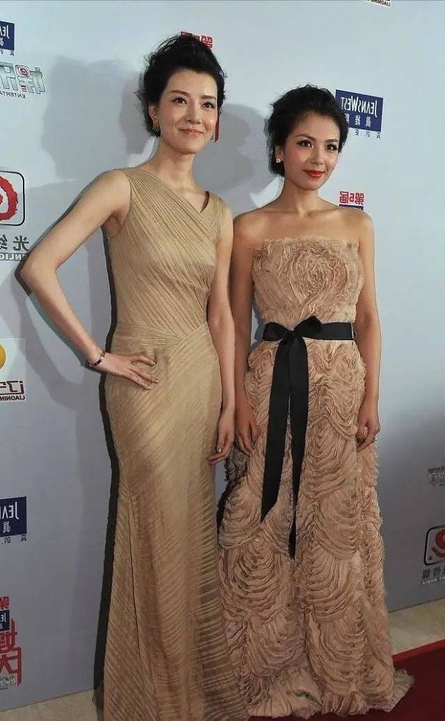 车晓真非常自信,肉嘟嘟的大鼻子与身着时尚服饰的刘涛与气质更加高贵