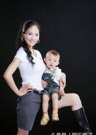 晋松的妻子李汶桐是一名舞蹈演员,有着出众的外貌和完美的身材,而她