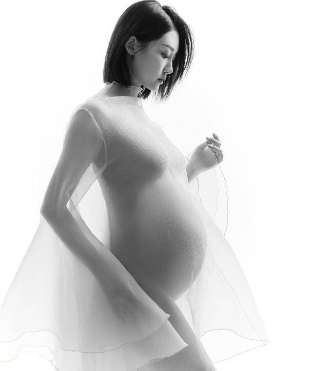 郑恺凌晨晒老婆孕肚照,刚满月的女儿也首次出镜,皮肤白皙像妈妈_苗苗