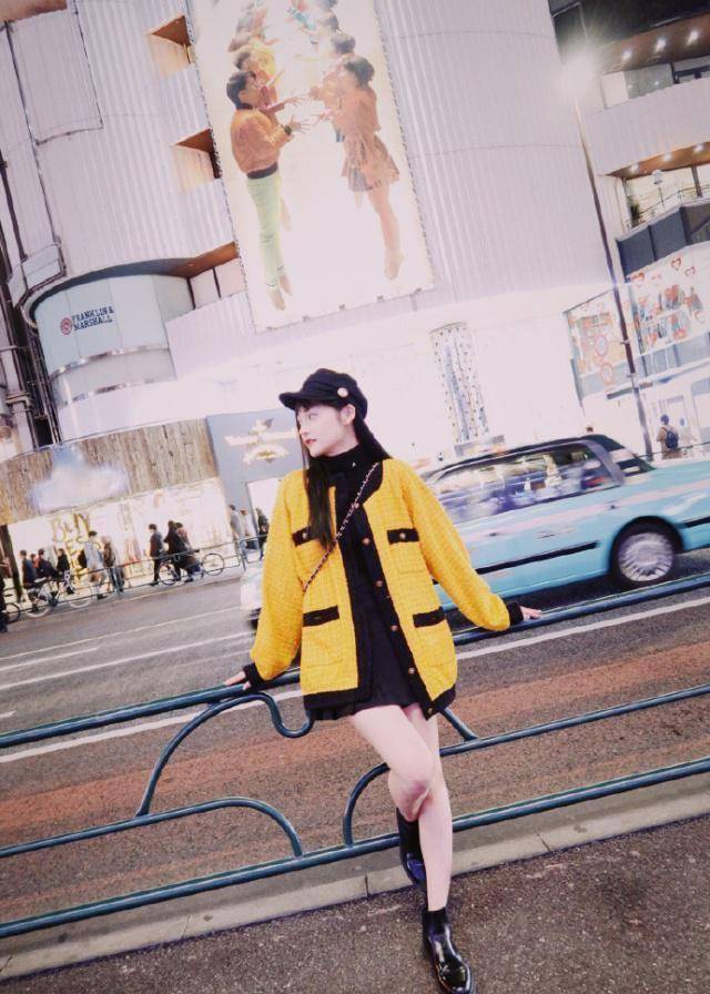 周洁琼简直把旅行美搭发挥到了极致,踩着黑色的马丁靴露着脚踝,黑色