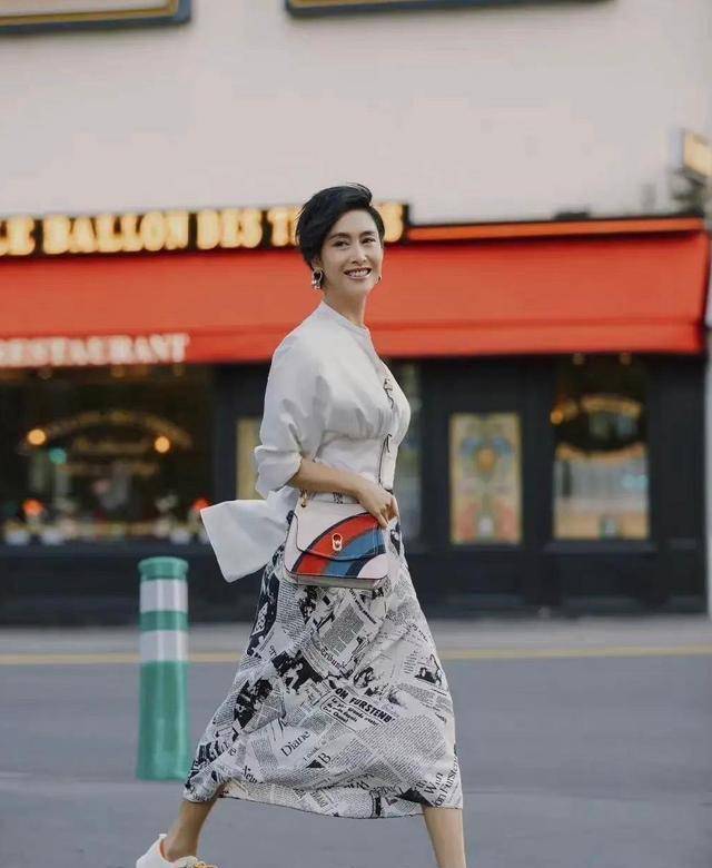 朱茵的50岁,白色衬衫搭配黑白报纸印花裙,魅力独特又年轻!