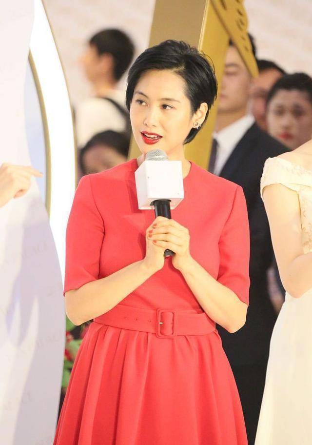 一身红裙超可爱,嫁给黄贯中恩爱至今_朱茵_内地_观众