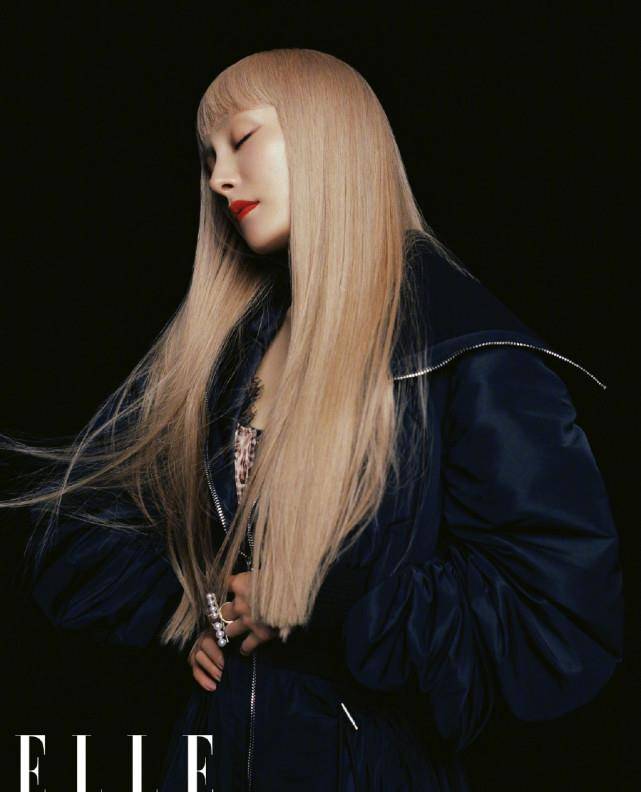 杨幂最新大片,金发红唇身材火辣,爸爸调侃"马甲线还要加油"_时尚_上衣