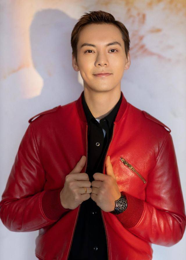 组图:陈伟霆红色皮衣夹克干练帅气背头大展利落率性魅力_娱乐_春晚