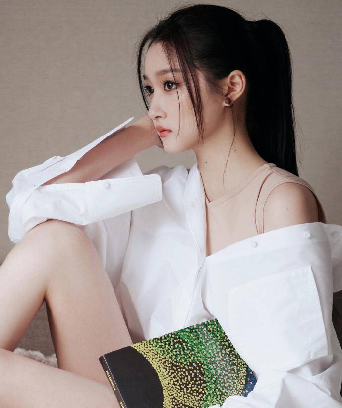 关晓彤巴黎时装周穿漂亮白衬衫玩臀,缺了大长腿好身材抢镜_鹿晗_造型