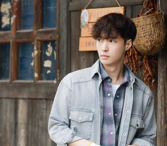 张艺兴偶像包袱真重,坐三轮车仍不忘撩头发,像极了大佬出街_摄像_跑车