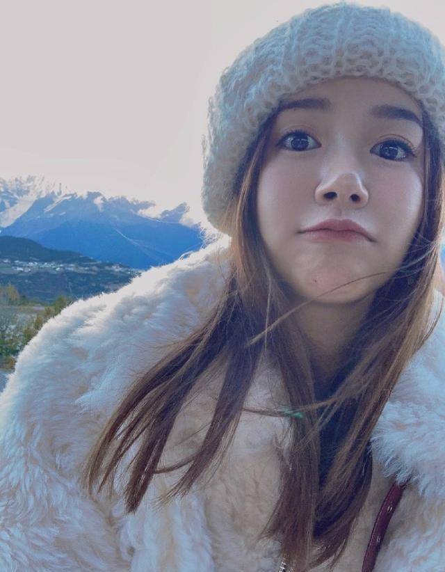 张子萱大女儿安安已经长发披肩,小女儿也快一岁大了,扎着三个可爱的冲