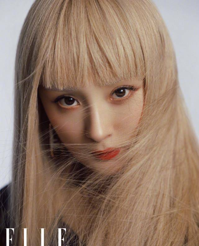 杨幂最新大片,金发红唇身材火辣,爸爸调侃"马甲线还要加油"_时尚_上衣