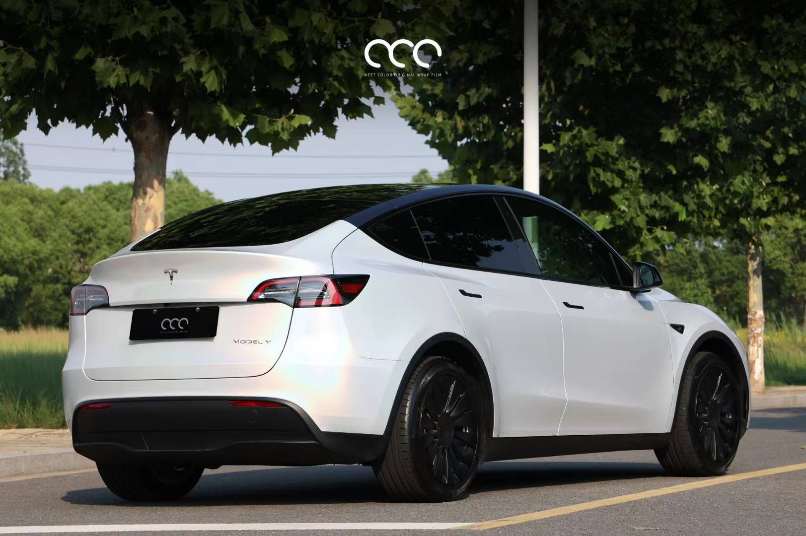 特斯拉model y漫彩改色膜镭射水晶白,低调不失优雅