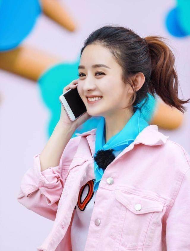 赵丽颖的新造型嫩回18岁,撞脸谭松韵,你觉得好看吗_白色_粉色_活动