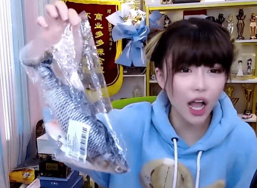 周淑怡送粉丝鱼,呆妹儿送衣服,看到沫子送粉丝的礼物,呆妹儿:打扰了