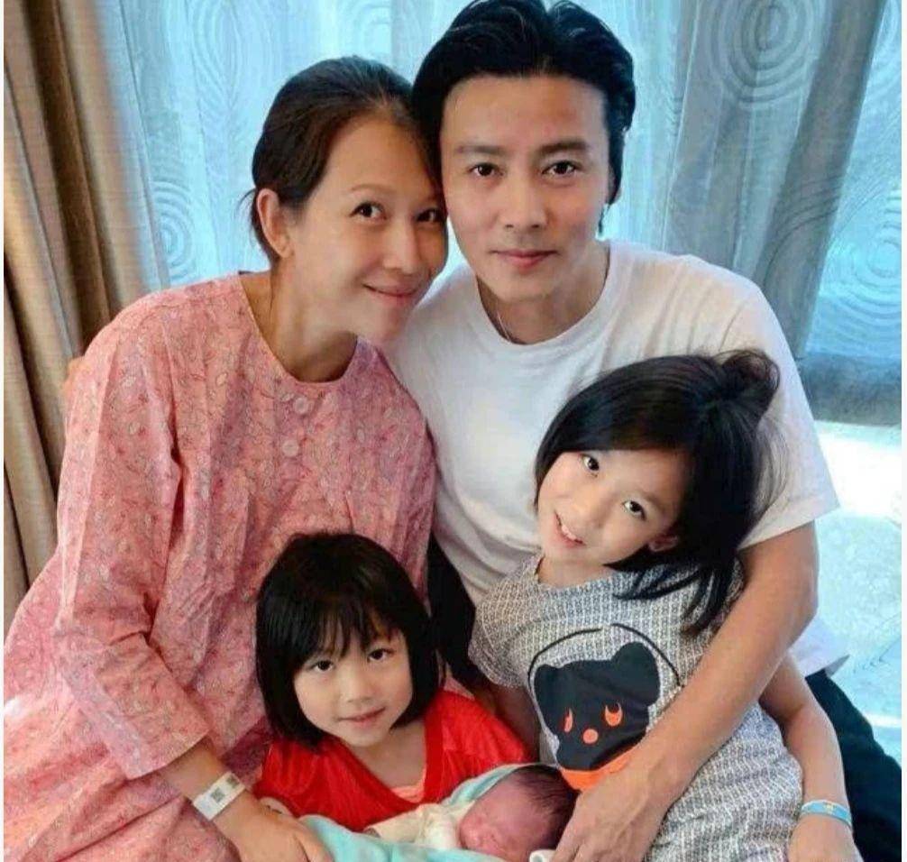 蔡少芬替母还债入娱乐圈:皇后娘娘和张晋恋爱12年感情如初恋_时候