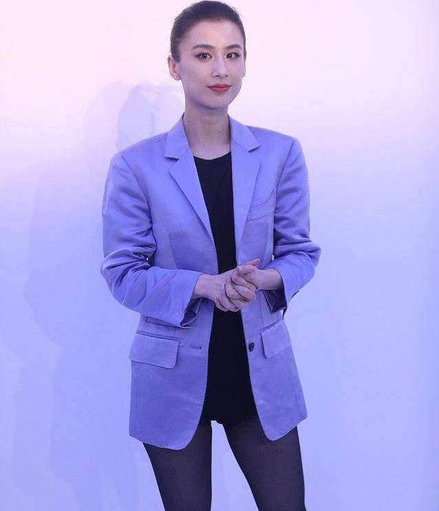 黄圣依终于挑战靓丽外型,穿着时尚袜子搭配紫色西装魅力十足!
