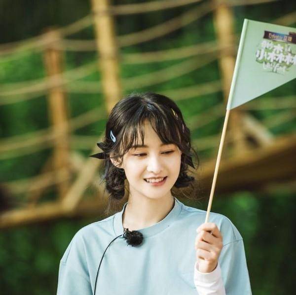 张碧晨与华晨宇"一家三口"合照曝光,女儿华映辰的脸和嘴巴都像爸爸