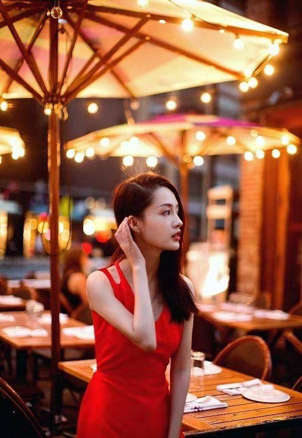 29岁李沁气质太出众,一袭红色吊带长裙娇艳明媚,配长发清纯动人_的