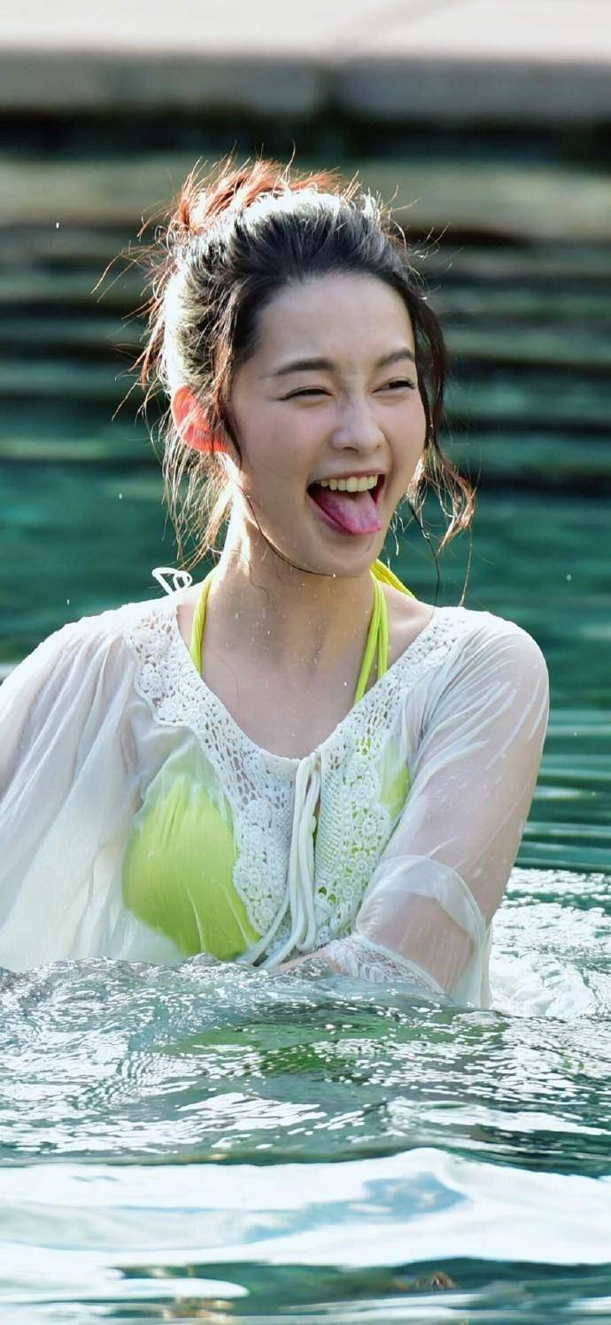 李沁身穿绿色吊带分体泳衣,在水中尽情嬉戏玩水,充满青春活力