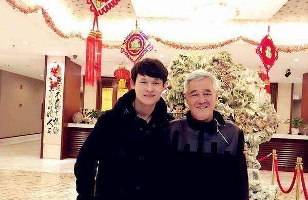 同样的二代弟子宋小宝接过大旗随赵本山演出,但是宋小宝因为年纪偏大