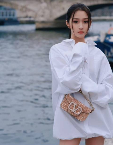 超模刘雯台上上衣不见了,女演员关晓彤台下下身不见了_造型_衬衫_时装