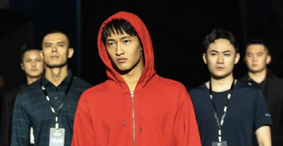 他坚定地相信这个看似不靠谱的老板,相信他可以改变他们这群没爹没妈