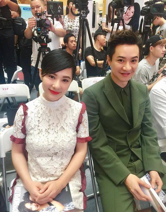 二人搂肩靠在一起十分亲密,刘璇老公长得好生俊俏啊_王王弢_生活_爱情