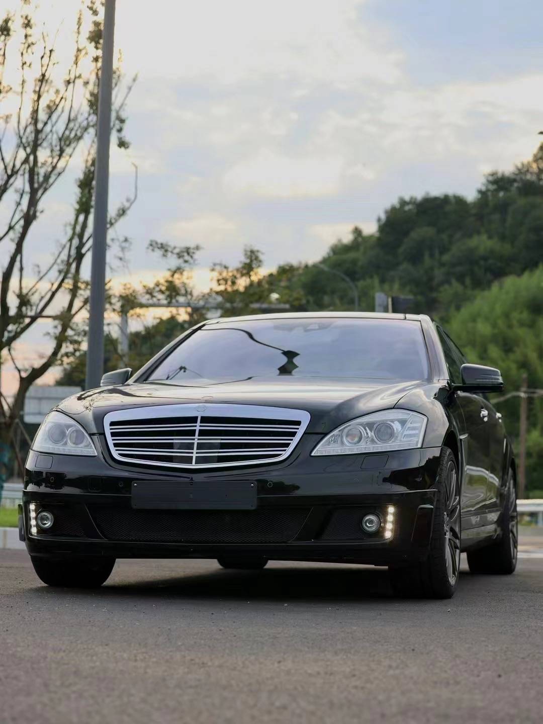 "brabus"以及"60s"标识则表明了它的身份,因为它是由奔驰s600改装而来
