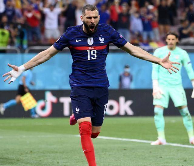 本泽马空砍3大纪录,2场4球无缘金靴_欧洲杯_法国_瑞士