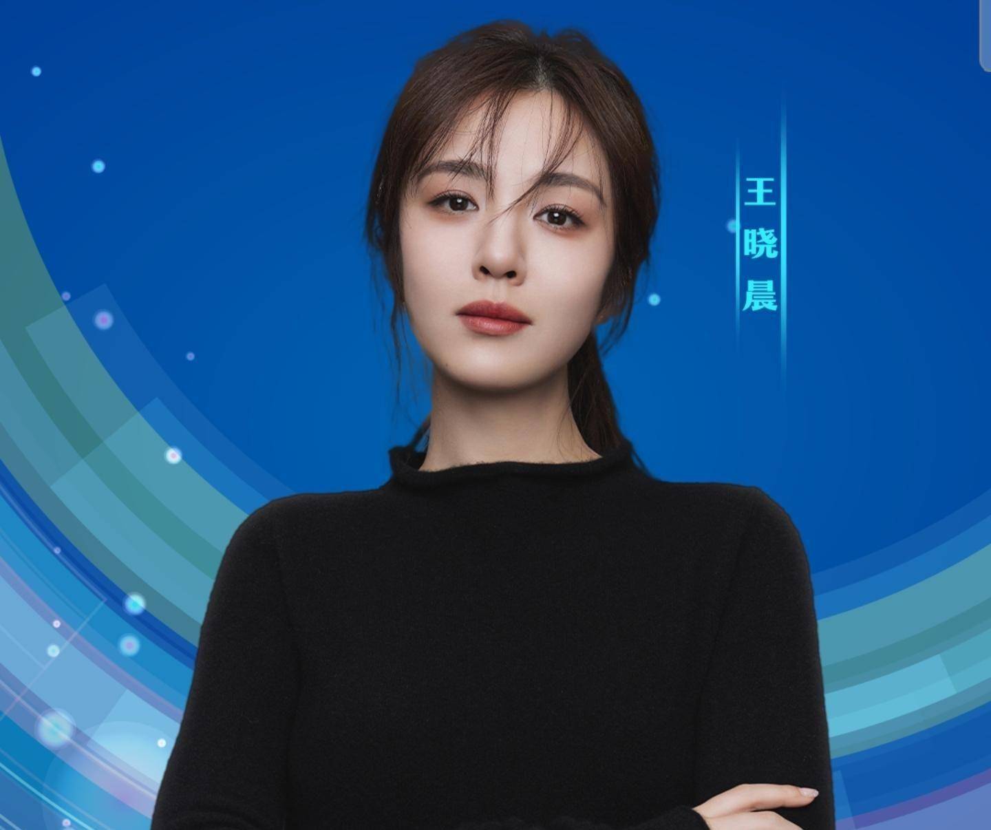 女星王晓晨深夜被拍醉酒,兴奋让男友点烟,走路不稳被卡在马车里_明星